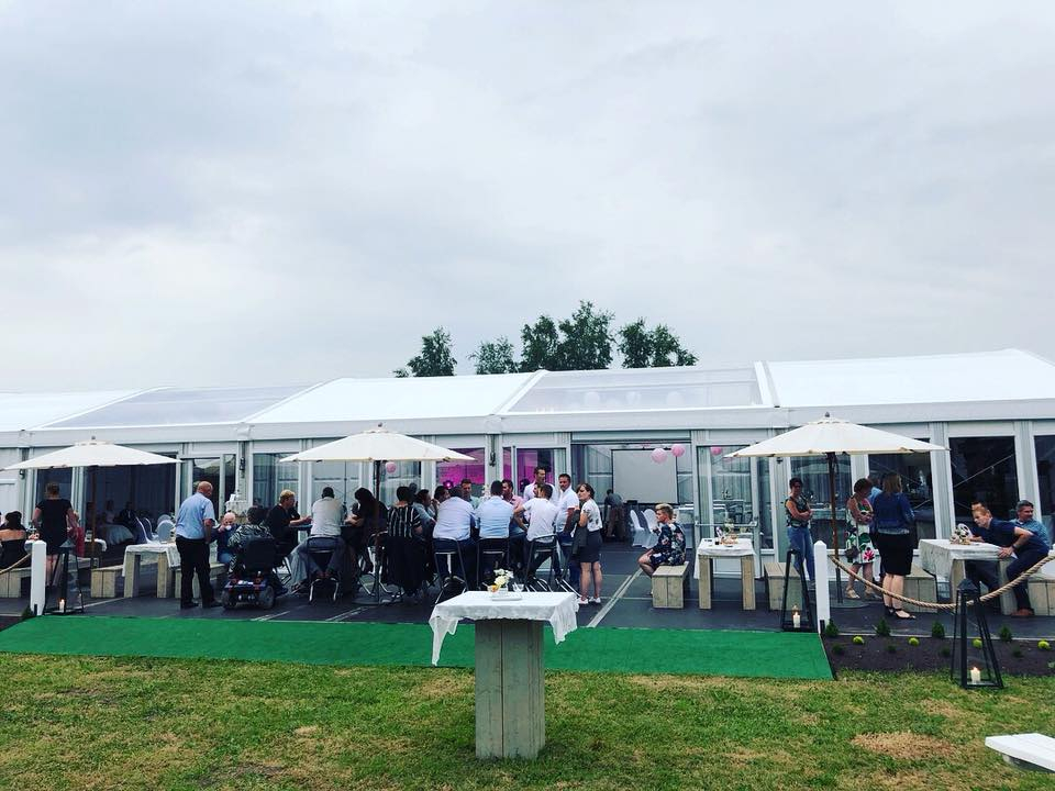 || FEESTLOCATIE ||
Steeds vaker zien we deze leuke feestlocaties voorbij komen. Hoe gaaf is het, als je het huwelijksfeest in een 'tent' kunt vieren die op bekend terrein staat?
#feestlocatie #djopjebruiloft #huwelijksfeest