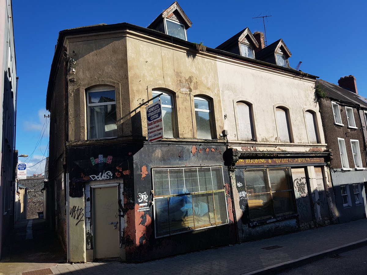 so much character in this partly boarded up premises on Barrack St, be amazing to see it fully refurbished, bought back to life, old features preserved & someone's home, workspace, arts/community venue  #citycouncil  #culturalheritage  #homeless  #socialcrime  #empty  #buildings  #Cork