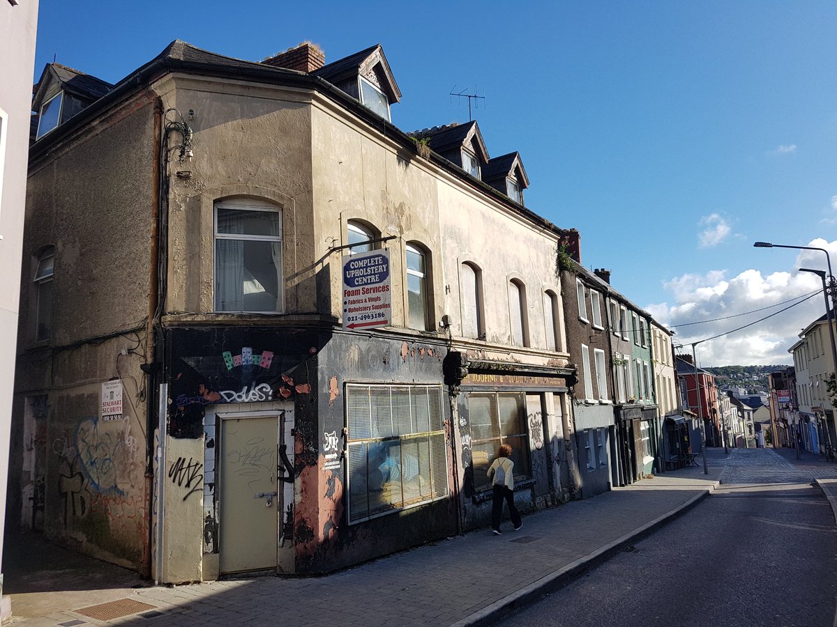 so much character in this partly boarded up premises on Barrack St, be amazing to see it fully refurbished, bought back to life, old features preserved & someone's home, workspace, arts/community venue  #citycouncil  #culturalheritage  #homeless  #socialcrime  #empty  #buildings  #Cork