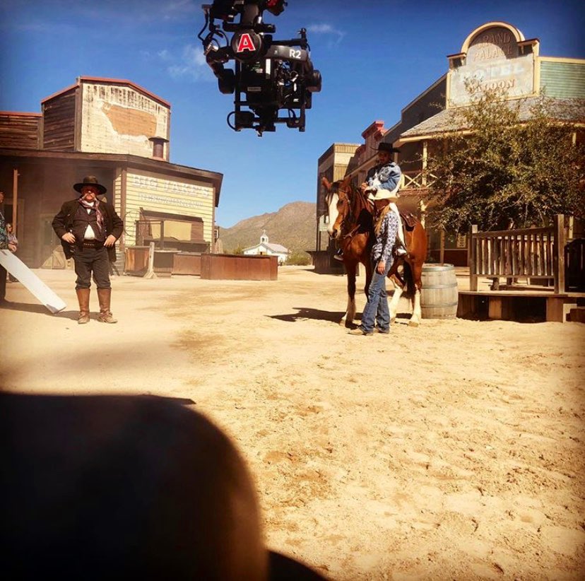 RedjQLF's tweet image. Photos inédites du tournage de « Paranoïack » de Moha MMZ📽🏜