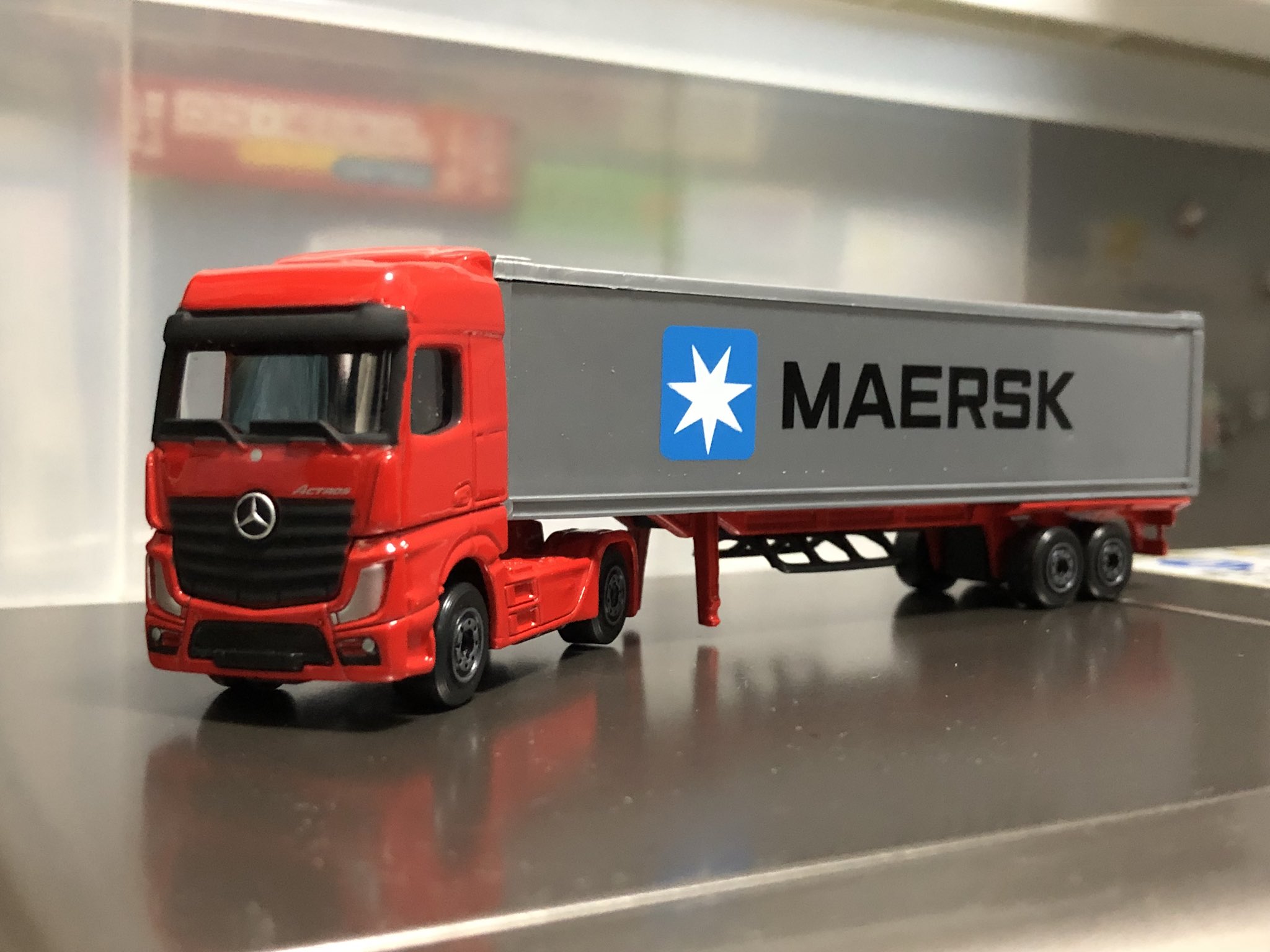 Y30vip בטוויטר マジョレットのメルセデス アクトロス コンテナトレーラー トイザらスに突如入荷した魔女のトレーラーシリーズから1台 赤いヘッドとの組み合わせは 日本でも見かけるマースクコンテナ 車種は現行のアクトロスで スケールは1 87となっている