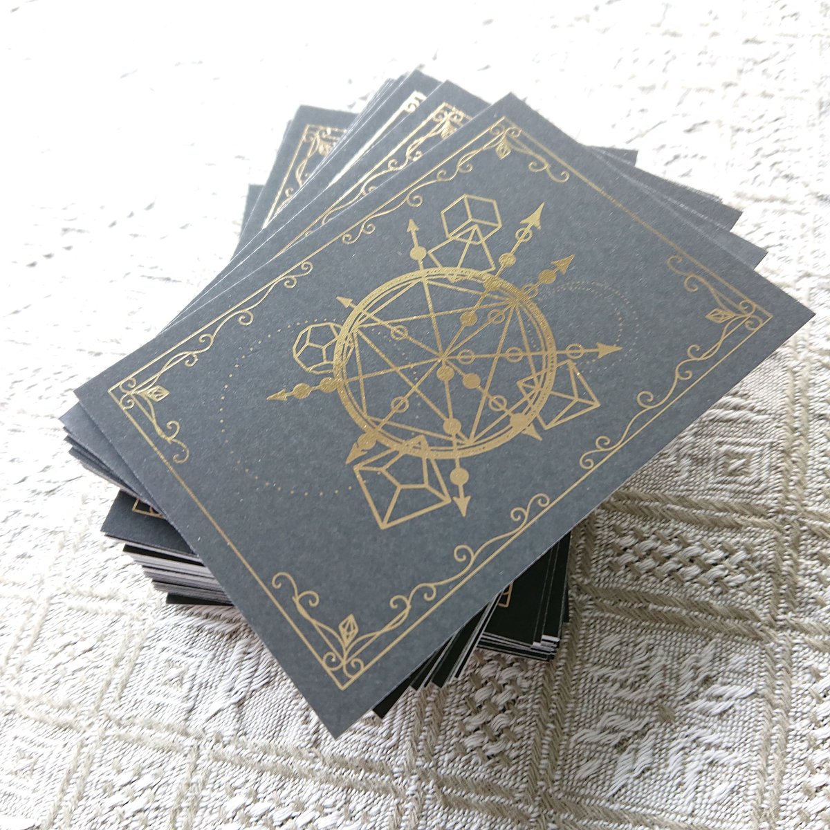 Alderdoodle's tweet photo. The spell spot trackers are heeeeere! Man, gold foil just makes everything look so much better 😍
.
.
.
#dnd #spellslottracker #customdesign #ttrpg #shiny https://t.co/8rFFr2FIRD