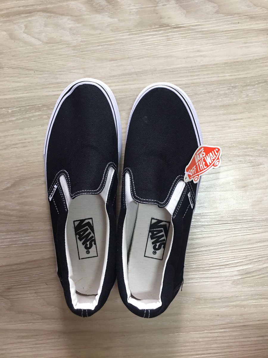 clothessstore's tweet photo. ขายค้าบ มือ1 สีขาวไซส์ 38 สีดำไซส์ 41 
ค��่ละ 400฿ 2คู่ 750฿ ส่งฟรีไปเลยงับบ 😂
#รองเท้ามือสอง #รองเท้าผ้าใบ #รองเท้าVANS #รองเท้า https://t.co/iy46BAKqOI