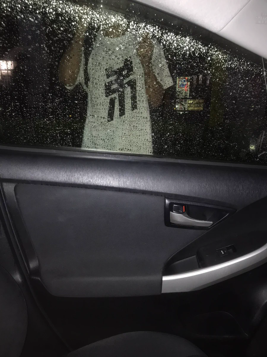 雨の降る中で弟を迎えに行った結果？非常にわかりやすい恰好をしていたwww