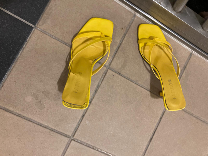 黃色高跟淫涼鞋 這雙有興趣看嗎??? 有就來讚好和轉發...反應好再來第2波..😍  #扫楼 #恋足 #打胶  #原味 #射鞋 #Cumshoes #射平底鞋 #Cumflats #掃樓 #洗樓 https://t<a href="/tag/%E6%89%AB%E6%A5%BC"class="tags">#扫楼</a><a href="/tag/%E5%8E%9F%E5%91%B3"class="tags"><span>#原味</span></a><a href="/tag/%E6%81%8B%E8%B6%B3"class="tags"><span>#恋足</span></a><a href="/tag/cumshoes"class="tags"><span>#cumshoes</span></a><a href="/tag/%E6%89%93%E8%83%B6"class="tags"><span>#打胶</span></a><a href="/tag/%E5%B0%84%E9%9E%8B"class="tags"><span>#射鞋</span></a><a href="/tag/%E5%B0%84%E5%B9%B3%E5%BA%95%E9%9E%8B"class="tags"><span>#射平底鞋</span></a><a href="/tag/cumflats"class="tags"><span>#cumflats</span></a><a href="/tag/%E6%B4%97%E6%A8%93"class="tags"><span>#洗樓</span></a>