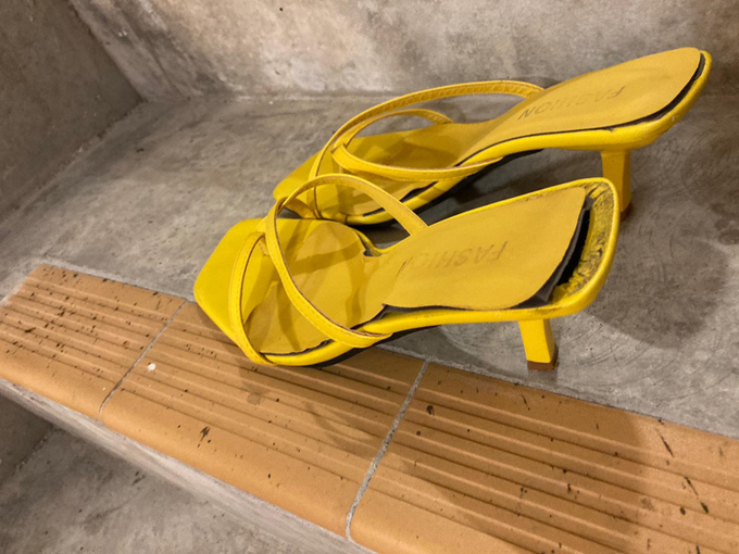 黃色高跟淫涼鞋 這雙有興趣看嗎??? 有就來讚好和轉發...反應好再來第2波..😍  #扫楼 #恋足 #打胶  #原味 #射鞋 #Cumshoes #射平底鞋 #Cumflats #掃樓 #洗樓 https://t<a href="/tag/%E6%89%AB%E6%A5%BC"class="tags">#扫楼</a><a href="/tag/%E5%8E%9F%E5%91%B3"class="tags"><span>#原味</span></a><a href="/tag/%E6%81%8B%E8%B6%B3"class="tags"><span>#恋足</span></a><a href="/tag/cumshoes"class="tags"><span>#cumshoes</span></a><a href="/tag/%E6%89%93%E8%83%B6"class="tags"><span>#打胶</span></a><a href="/tag/%E5%B0%84%E9%9E%8B"class="tags"><span>#射鞋</span></a><a href="/tag/%E5%B0%84%E5%B9%B3%E5%BA%95%E9%9E%8B"class="tags"><span>#射平底鞋</span></a><a href="/tag/cumflats"class="tags"><span>#cumflats</span></a><a href="/tag/%E6%B4%97%E6%A8%93"class="tags"><span>#洗樓</span></a>