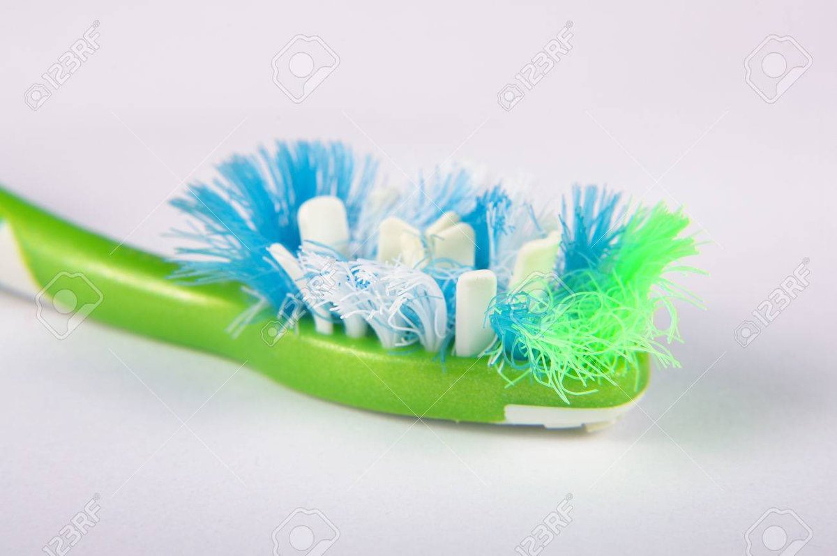 kateaustinn_'s tweet photo. imagine falling in love with someone and then finding out their toothbrush looks like this. https://t.co/I5GhkMNALw