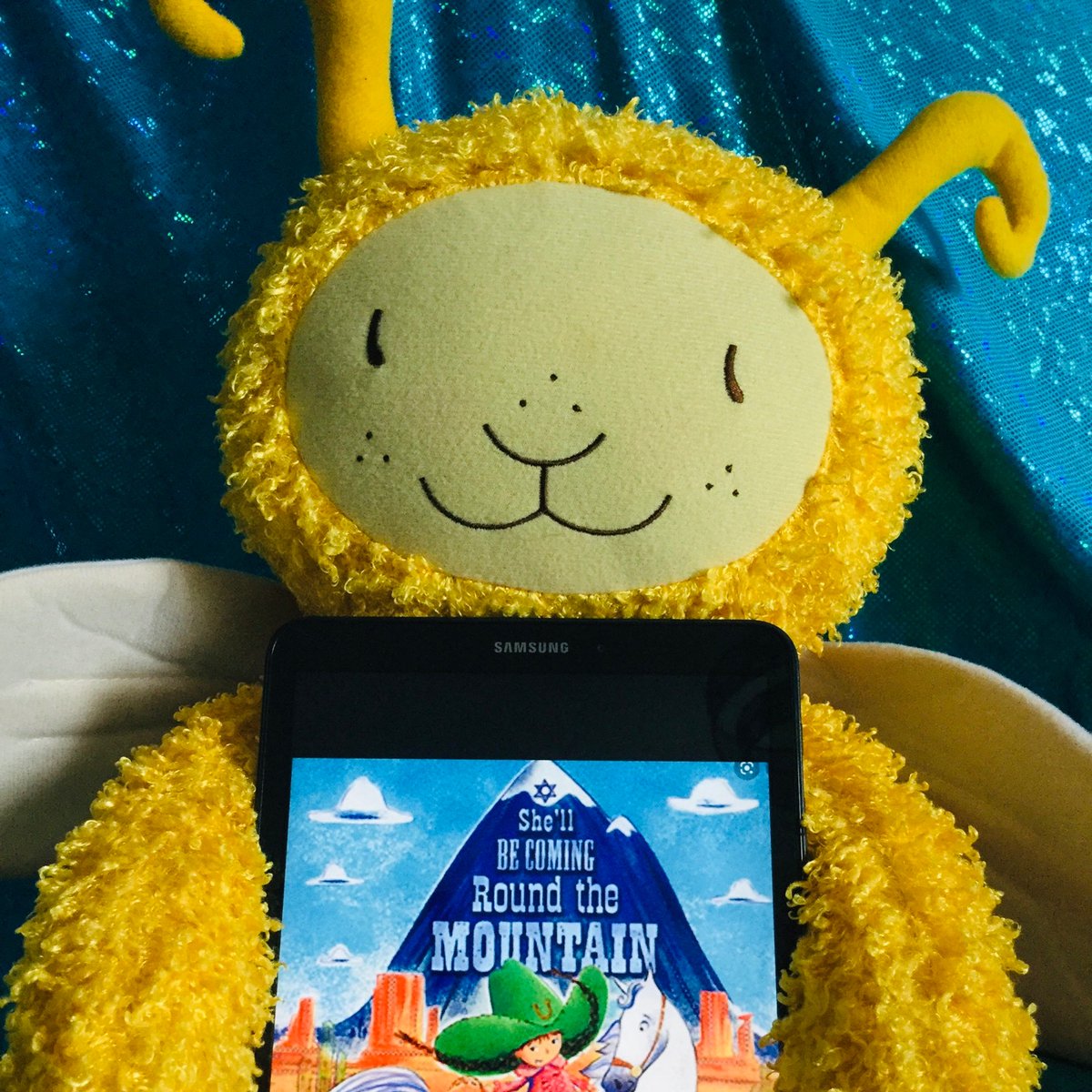 InverclydeLibs's tweet image. Join us for some #BookbugSession fun over on our Facebook page!

bit.ly/InverclydeLibr…

Today’s picture book story link is for ‘She’ll Be Coming Round The Mountain’ by Jonathan Emmett and Deborah Allwright, published by Egmont Books.

#BookbugOnline #LibraryLiveInverclyde