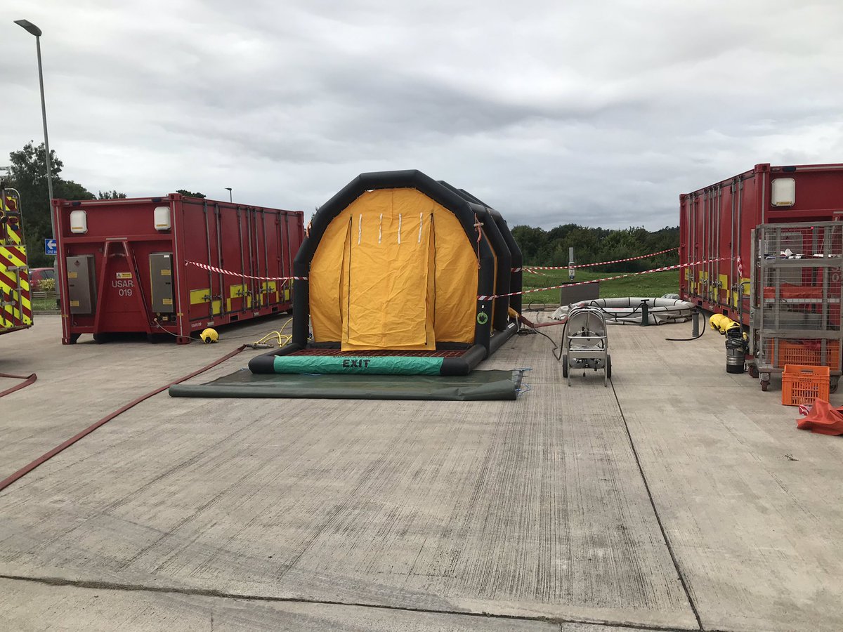 AFRSPatchway's tweet image. Red watch have been up at @AFRSHicksGate helping the L&amp;amp;D team train up the new recruits on our hazmat incident procedures. Looking good in the big green suits #scrubadubdub