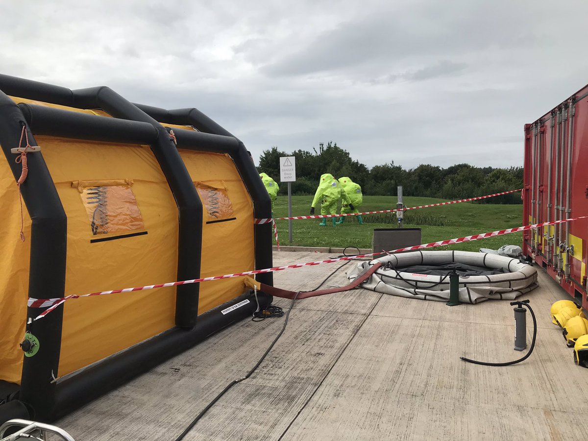 AFRSPatchway's tweet image. Red watch have been up at @AFRSHicksGate helping the L&amp;amp;D team train up the new recruits on our hazmat incident procedures. Looking good in the big green suits #scrubadubdub