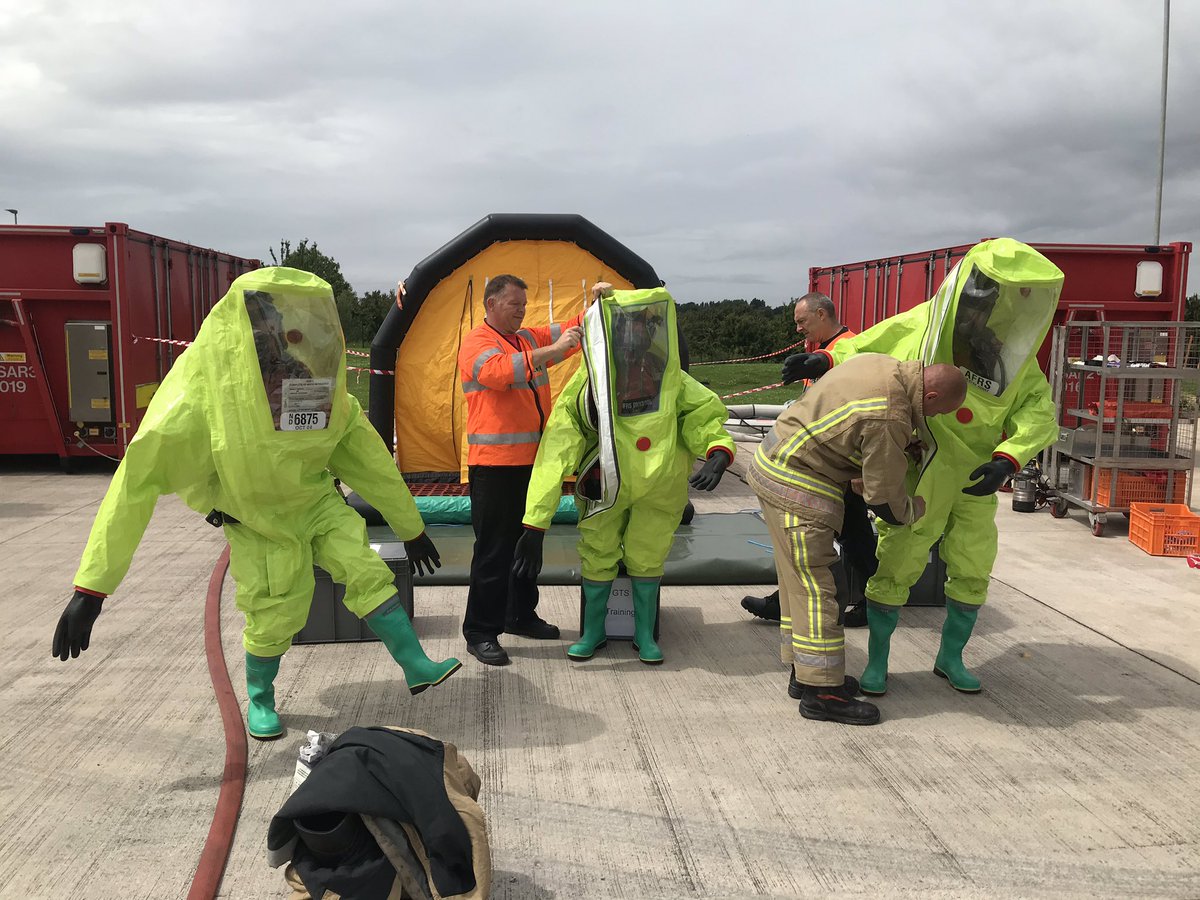 AFRSPatchway's tweet image. Red watch have been up at @AFRSHicksGate helping the L&amp;amp;D team train up the new recruits on our hazmat incident procedures. Looking good in the big green suits #scrubadubdub