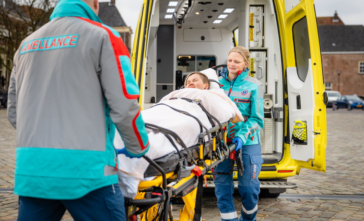 Ambu_IJsselland's tweet photo. Ervaring in de spoedzorg en toe aan een nieuwe uitdaging? Woon je in de buurt van 𝗛𝗮𝗿𝗱𝗲𝗻𝗯𝗲𝗿𝗴 en kent het Vechtdal voor jou geen geheimen? Wij zijn op zoek naar ambulanceverpleegkundigen. Ga de uitdaging aan! Bekijk de #vacature https://t.co/AOP5lxoU6q #dmvda https://t.co/MLI4B6UVm4