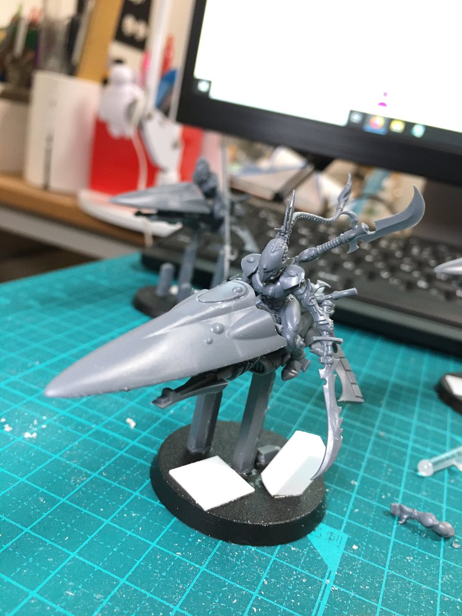 I can’t imagine a situation where taking the sword would be better than taking the spear but just in case the Shining Spear Exarch has both. #kitbash #40k #eldar #aeldari #WarhammerCommunity #warhammer40k #warmongers https://t.co/5OcSR4xkUs
