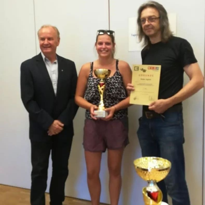 PinkpunktM's tweet photo. Wir gratulieren Sophie Huber zum zweiten Platz beim Lehrlingswettbewerb.🏆🥈
Wir sind mega Stolz auf dich 😀👍👍

#Lehrlingswettbewerb #megastolz #Raumausstattung #kaufdahoam #Sonnenschutz #Polsterei #Näherei #Bodenbelag #Wohnaccessoires #Handwerker #Meisterbetrieb #seit1938 https://t.co/n4nMVIE4sd