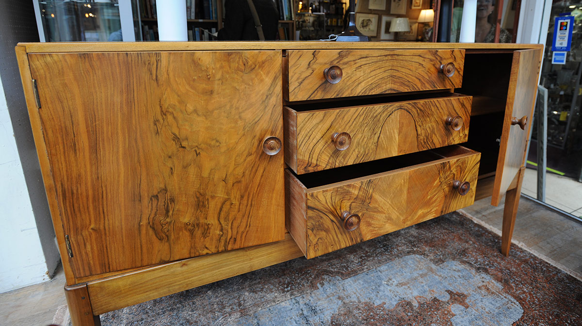 CliffeAntiques's tweet photo. Stunning 1940s #Heal's of London #sideboard in burr walnut veneer. £1,500  #cliffeantiquescentre⁠
#lewesantiques #cliffehighstreet #leweshighstreet #leweshighstreettraders #independentshops #shoplocal #lewes #eastsussex https://t.co/pDnL5c8eMi