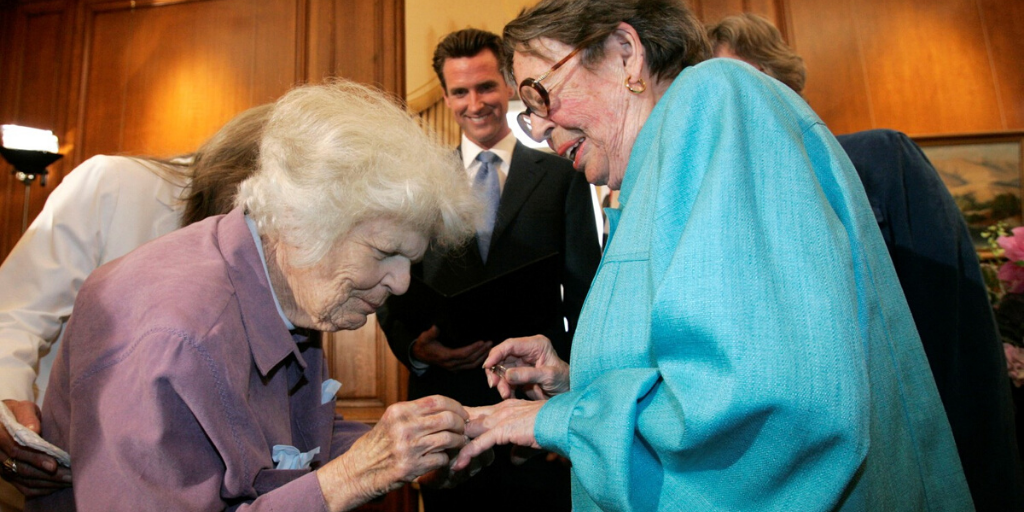 proyectolabrys's tweet photo. Sin embargo, volvieron a casarse en 2008  💜

👉 Meses después, Dorothy murió al complicarse una fractura que en el brazo. Phyllis falleció el 9 de abril de este año a los 96 años. Estén donde estén, esperamos que se hayan vuelto a reunir 💜

#ProyectoLabrys
📸 Liz Mangelsdorf https://t.co/2ylMKNLThq