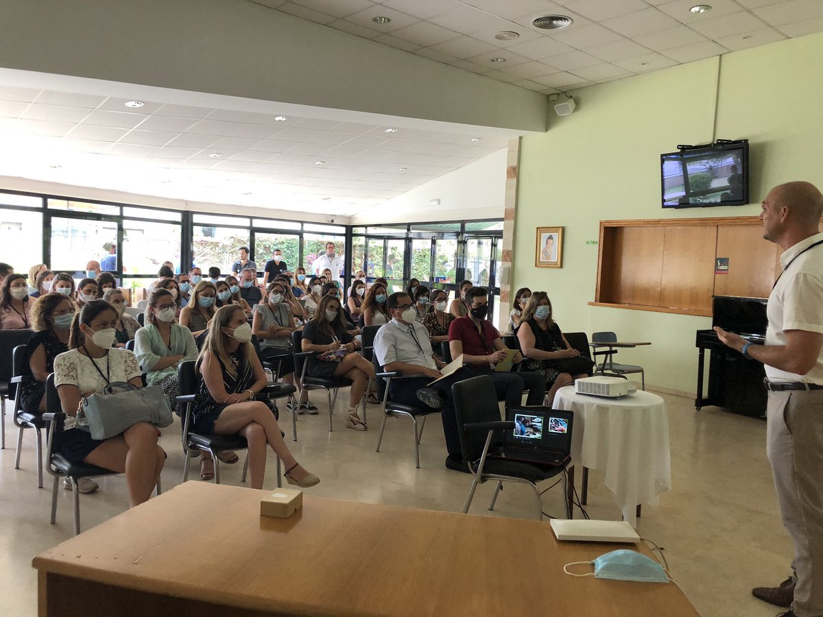 ScoolTic's tweet photo. David Ranz del Centro de aprendizaje la Biblioteca de Alejandría experto en Neurociencias compartiendo con los profes Las cinco olas de la #Neuroeducacion #EscuelaVeranoScooltic #ScoolticTransforma #ScoolticTeImpulsa https://t.co/gjH9g2eKUM