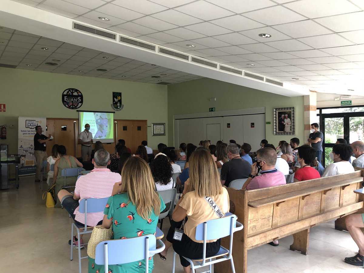 ScoolTic's tweet photo. David Ranz del Centro de aprendizaje la Biblioteca de Alejandría experto en Neurociencias compartiendo con los profes Las cinco olas de la #Neuroeducacion #EscuelaVeranoScooltic #ScoolticTransforma #ScoolticTeImpulsa https://t.co/gjH9g2eKUM