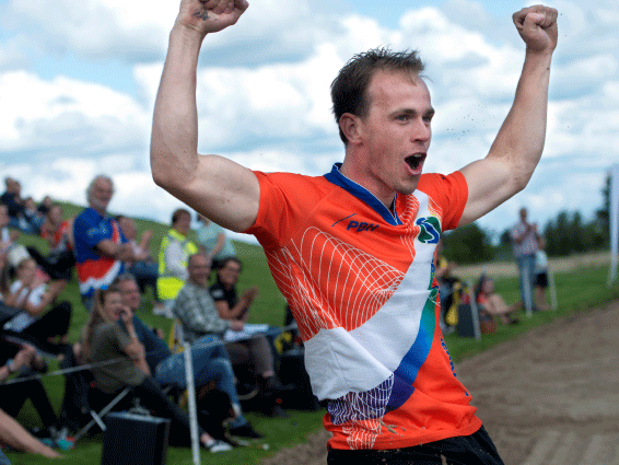 Polsstokverspringers starten met prachtige wedstrijd in Jaarsveld

De eerste wedstrijd van het seizoen om de RB Traprenovatie Bokaal in Jaarsveld begon een kwartiertje later doordat het regende. Klik hier voor meer...
ow.ly/orMS50AwEtb