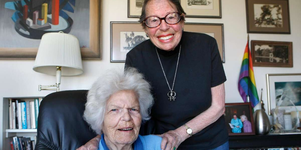 proyectolabrys's tweet photo. Se casaron en 2004, tras 48 años juntas, gracias a una licencia que les otorgó el alcalde de su ciudad 💐

👉 Fueron la primera pareja homosexual en casarse en San Francisco. La unión solo duró 6 meses, pues la Corte Suprema de California anuló el matrimonio. 

📸 The Chronicle https://t.co/6gkAPszRr1