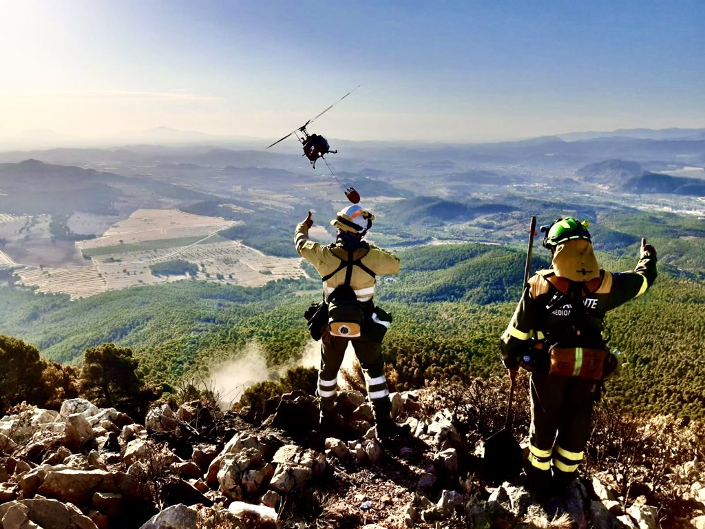 El trabajo en #equipo y la óptima comunicación y coordinación entre todos los intervinientes son la clave para una actuación eficaz en la extinción de #incendiosforestales. 📷IIFF #CerrodeCanalejas 
<a href="/112rmurcia/">112 Región de Murcia</a> <a href="/MurciaForestal/">MURCIA FORESTAL</a> <a href="/aamm_murcia/">AM Región de Murcia</a> @PC15Caravaca <a href="/Rotorsun/">Rotorsun</a>