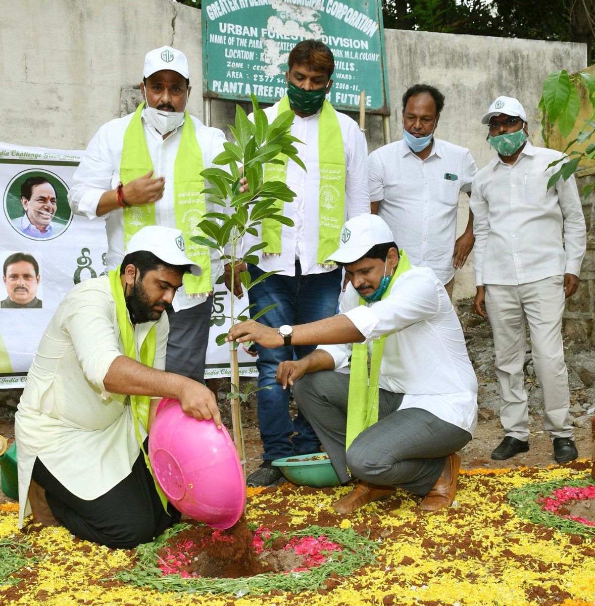 bonthurammohan's tweet photo. #GreenindiaChallenge a unique initiation by @MPsantoshtrs garu is widely appreciated by all the sections of the society. Participated the same along with @ImSharwanand garu and MLA  @DNRTRS  who planted saplings in the GHMC park at MP&amp;MLAs Colony. Let’s all embrace it.
@KTRTRS https://t.co/kAbO3DF4lb