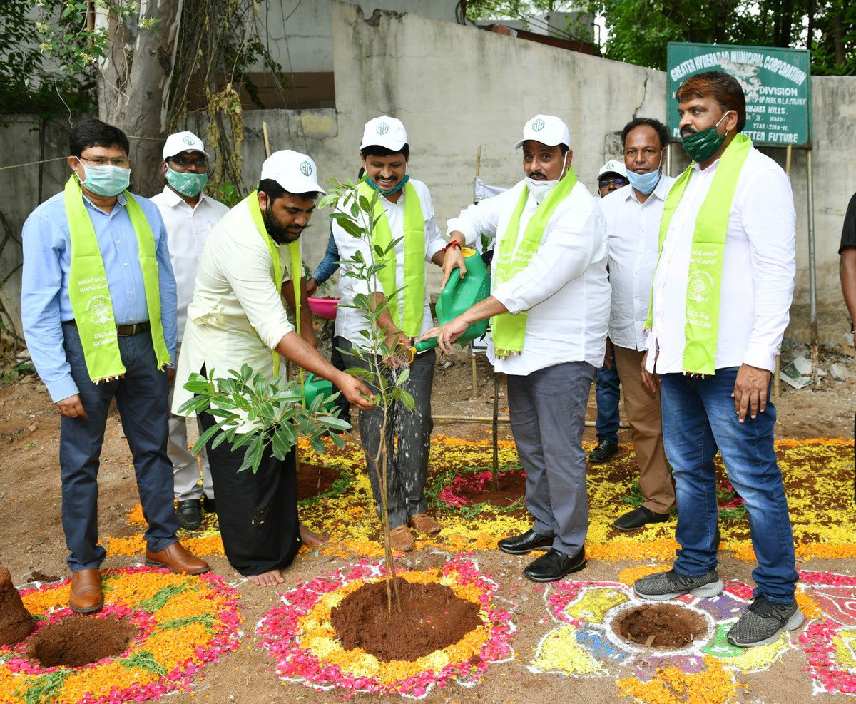 bonthurammohan's tweet photo. #GreenindiaChallenge a unique initiation by @MPsantoshtrs garu is widely appreciated by all the sections of the society. Participated the same along with @ImSharwanand garu and MLA  @DNRTRS  who planted saplings in the GHMC park at MP&amp;MLAs Colony. Let’s all embrace it.
@KTRTRS https://t.co/kAbO3DF4lb