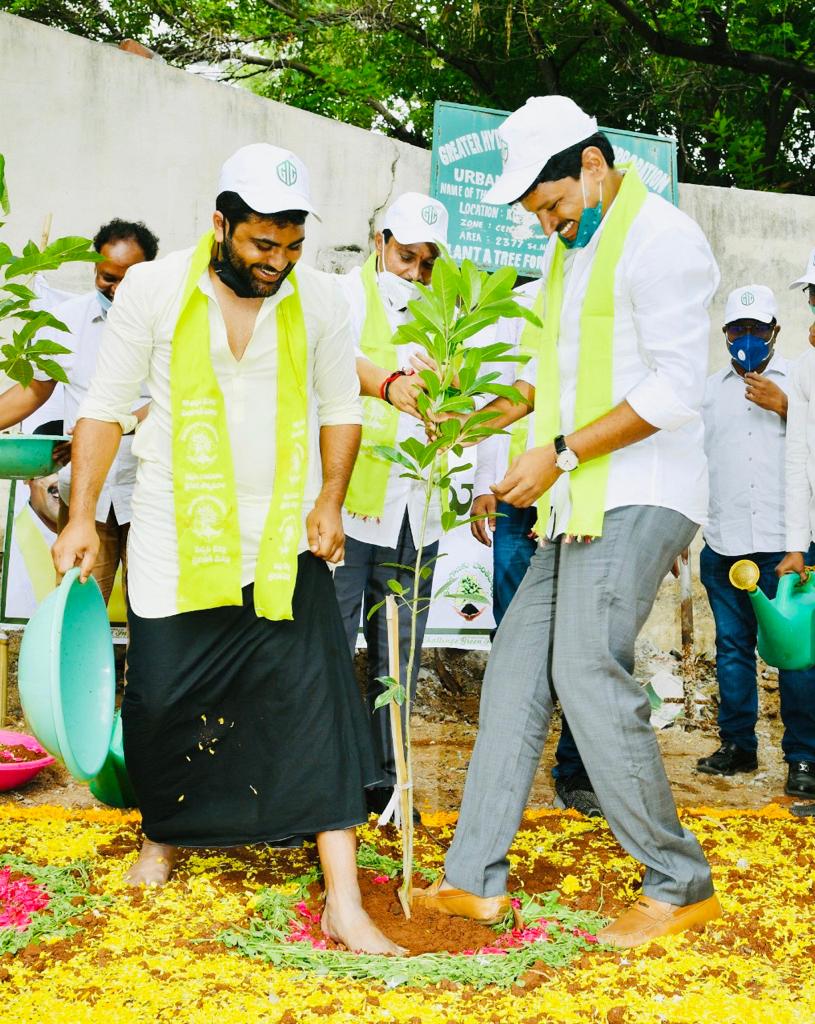 BhavaniHDMovies's tweet photo. @ImSharwanand accepted #GreenIndiaChallenge from
#MPSantoshKumar Garu and adopted a Park near his home
He further nominated #UVCreation's #Vikky, #Pramod & #Vamsi, #14ReelsPlus #RamAchanta #AKEntertainment's #AnilSunkara and #SLVCinema's #Sudhakar https://t.co/9xRUV1dM8C