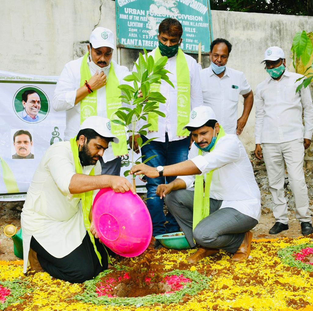BhavaniHDMovies's tweet photo. @ImSharwanand accepted #GreenIndiaChallenge from
#MPSantoshKumar Garu and adopted a Park near his home
He further nominated #UVCreation's #Vikky, #Pramod & #Vamsi, #14ReelsPlus #RamAchanta #AKEntertainment's #AnilSunkara and #SLVCinema's #Sudhakar https://t.co/9xRUV1dM8C