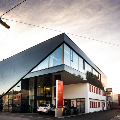 Fundermax_LA's tweet image. This vibrant combination of shiny glass and the glossy black of the Max Compact Exterior panels, give shape to this building with a modern and appealing design.
#fundermax #forpeoplewhocreate #phenolicpanels
#architecture