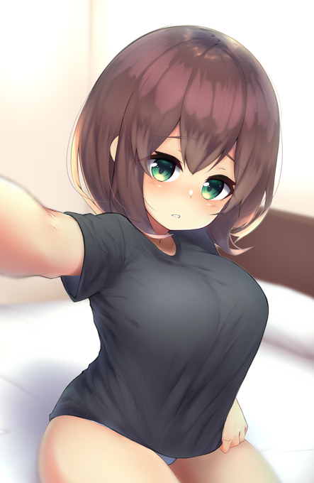 小さい頃の下着を身に着けて自撮りしてくれるおっぱい大きい女の子 