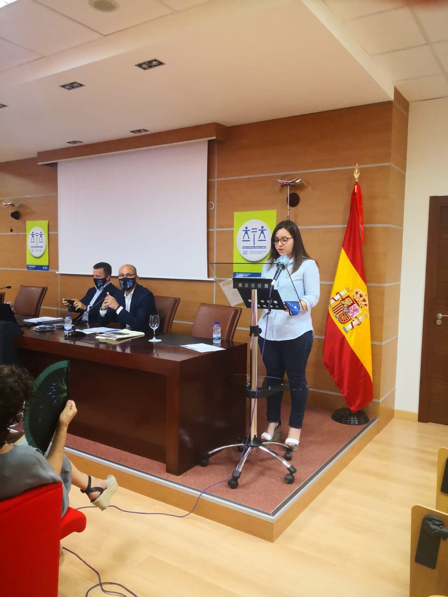 Lectura del #manifiesto en defensa de la #justiciagratuita y del #TurnoDeOficio por la Sra. Presidenta de <a href="/AbogadosToledo/">AJATO</a> <a href="/Natalia_mluna/">Natalia</a>