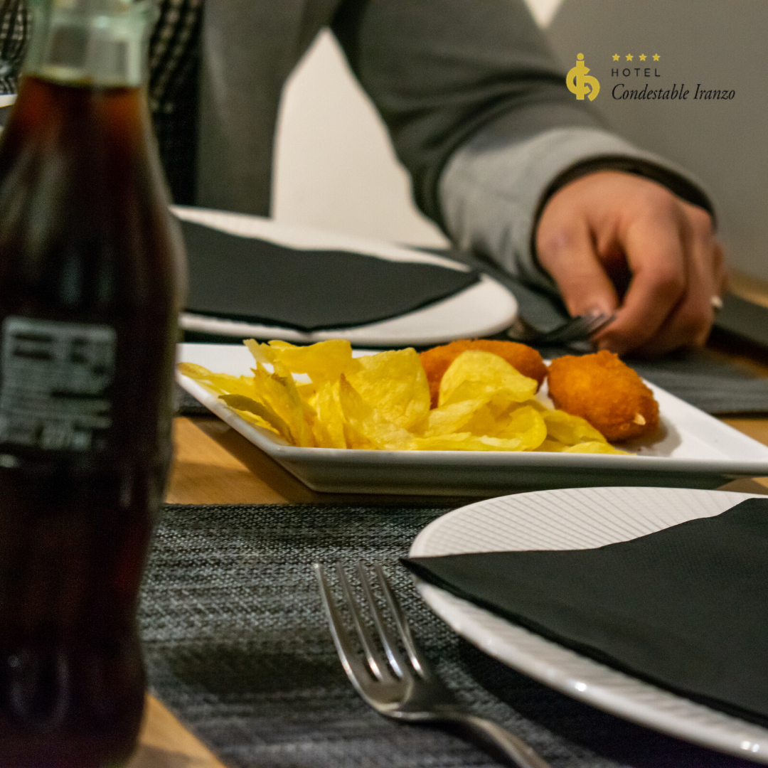 HCondestable's tweet photo. 🍽️🍻 Este fin de semana no olvides visitar #LaTerraza, un lugar donde podrás disfrutar de la buena mesa gracias a nuestra extensa carta de raciones ¡Te esperamos! https://t.co/6bzRFP44In