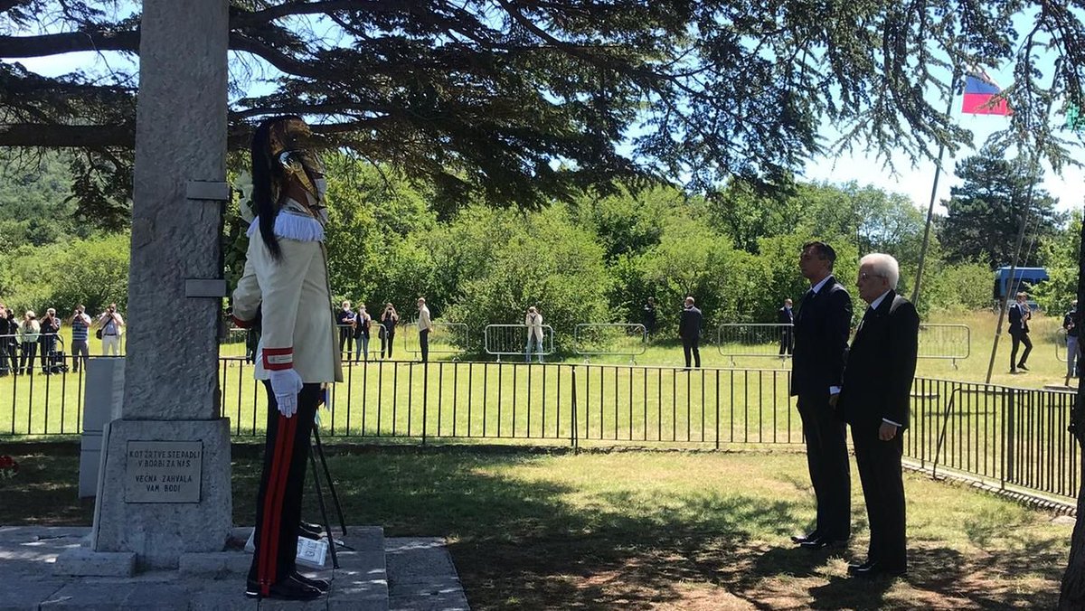bellissima l'immagine dei Presidenti #Mattarella e #Pahor che oggi a #Trieste si tengono per mano. Superare insieme le tragedie del '900: un segno di pace e un esempio per i popoli italiani e sloveni nel giorno della restituzione del #NarodniDom alla comunità che lo aveva eretto
