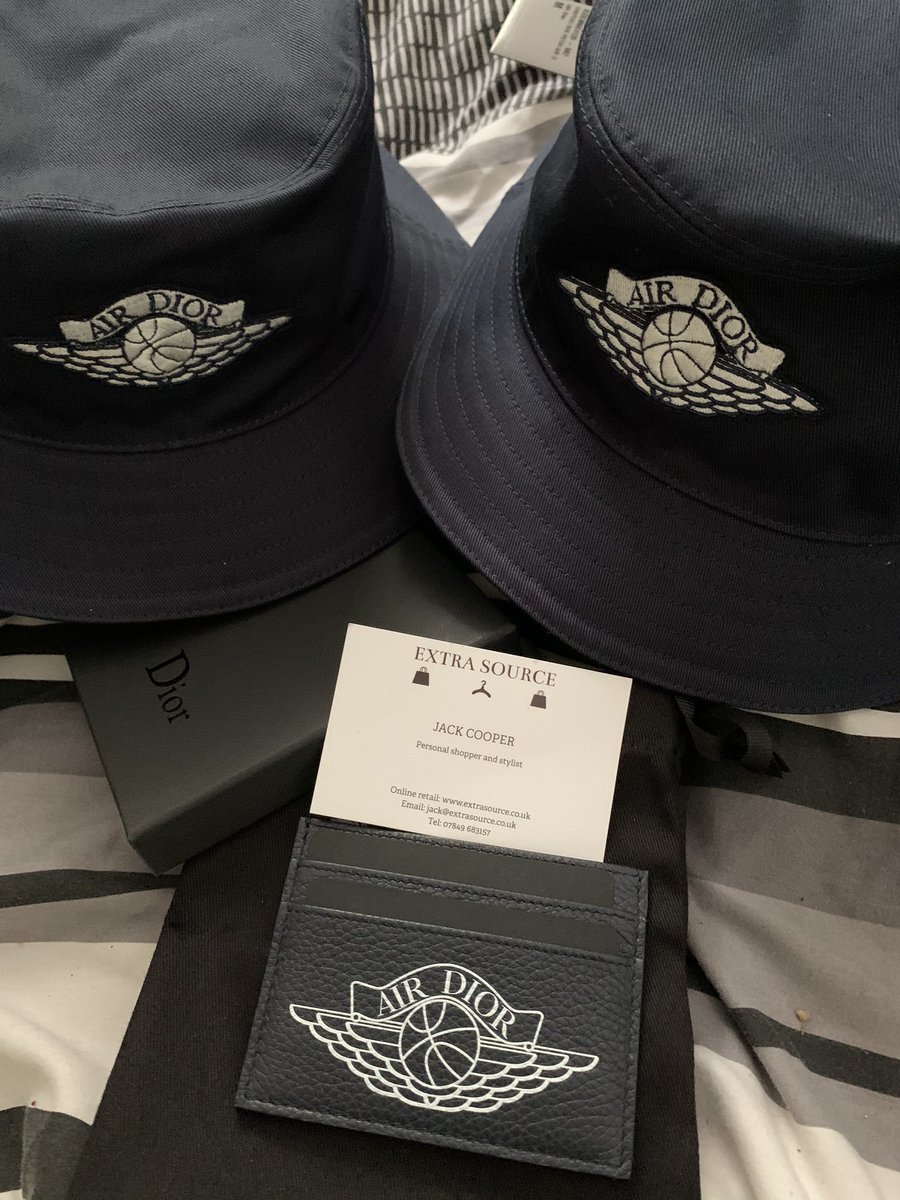 SourceExtra's tweet image. AIR DIOR 💕 

Navy Cardholder £790 ono

BUCKET HAT £1.2k ono

#airdior #jordandior #diorjordan