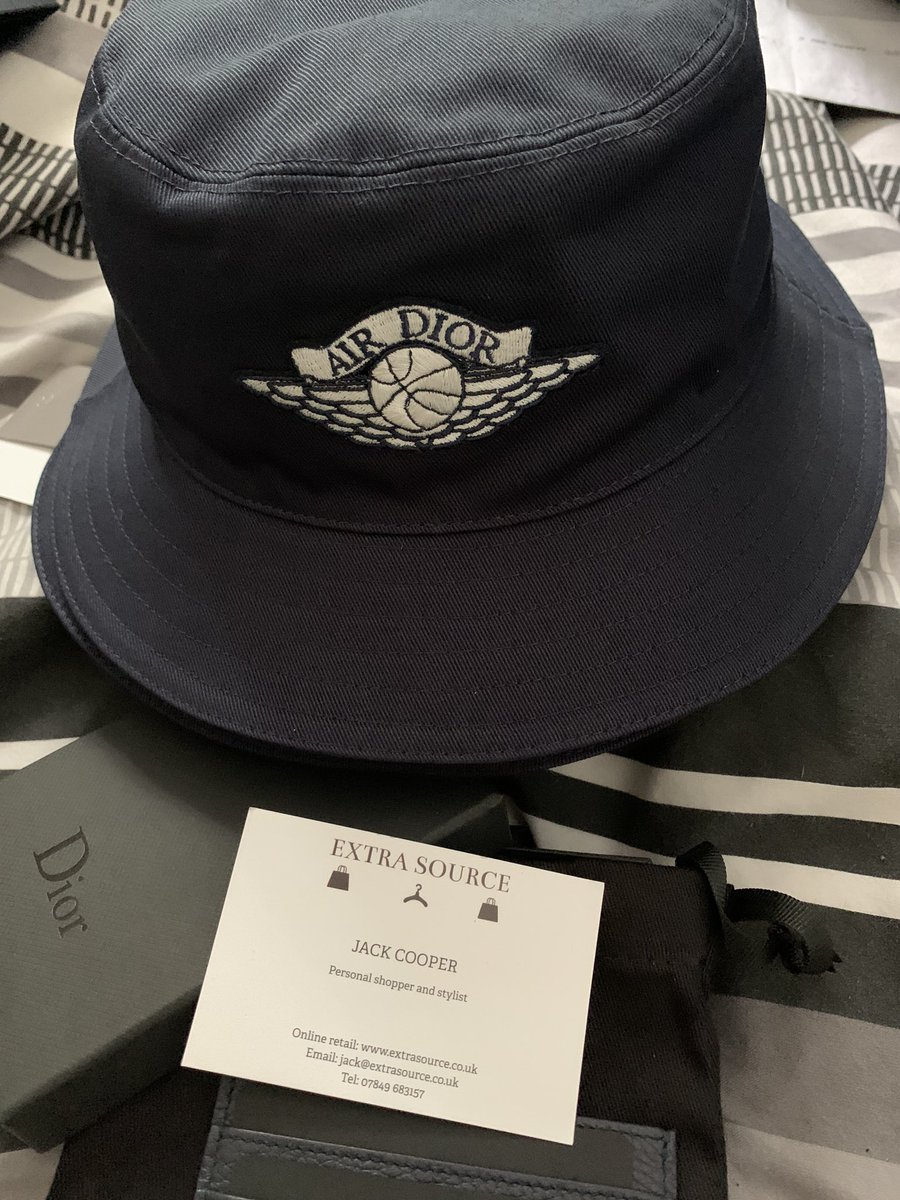 SourceExtra's tweet image. AIR DIOR 💕 

Navy Cardholder £790 ono

BUCKET HAT £1.2k ono

#airdior #jordandior #diorjordan
