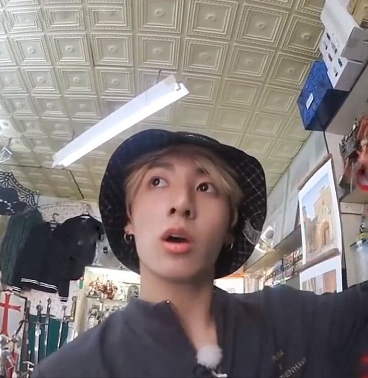 ggukmails's tweet photo. the 👁👄👁 face 

#JUNGKOOK #BighitProtectTaehyung https://t.co/eLmmf2soMz