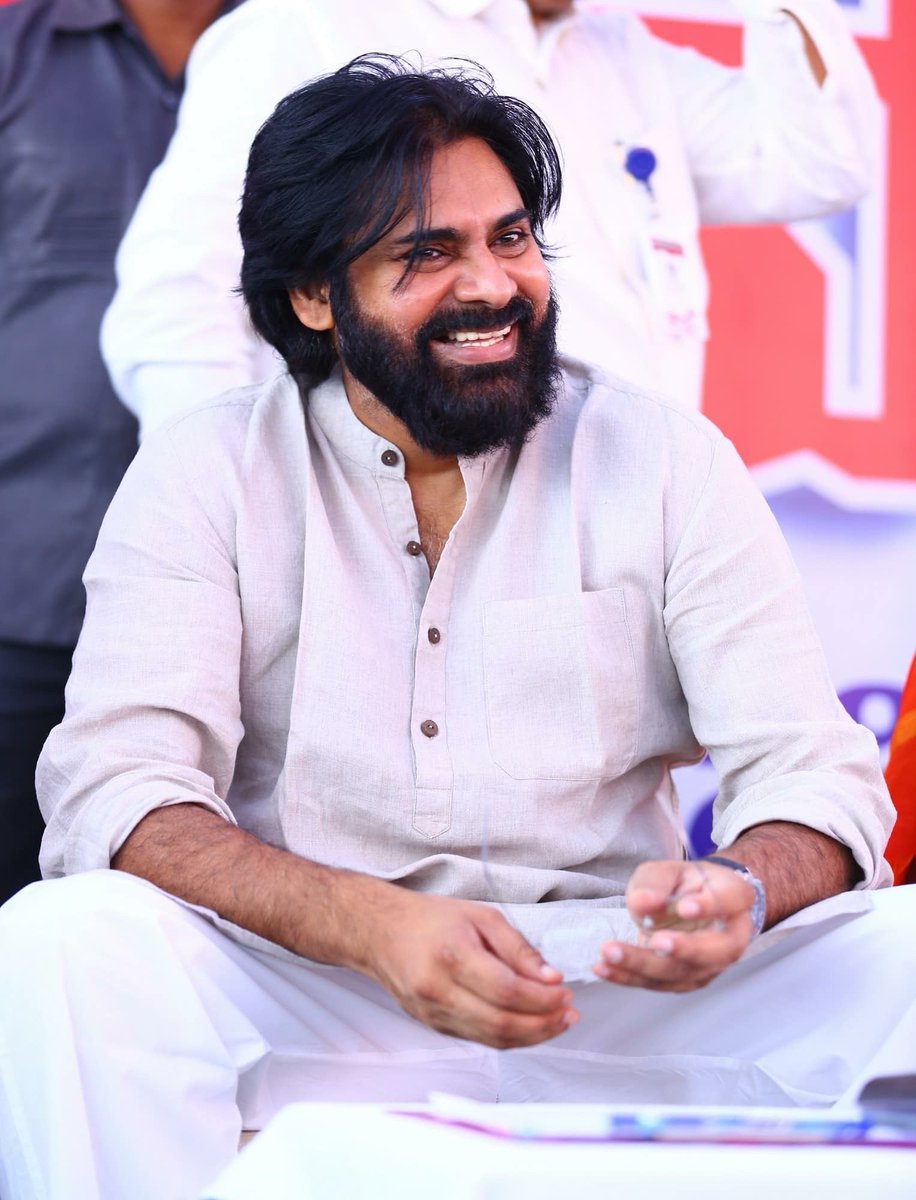 GantaSrinu16's tweet photo. #AdvanceHBDPawanKalyan
#VakeelSaab 
@PawanKalyan https://t.co/Byy65xsrQR