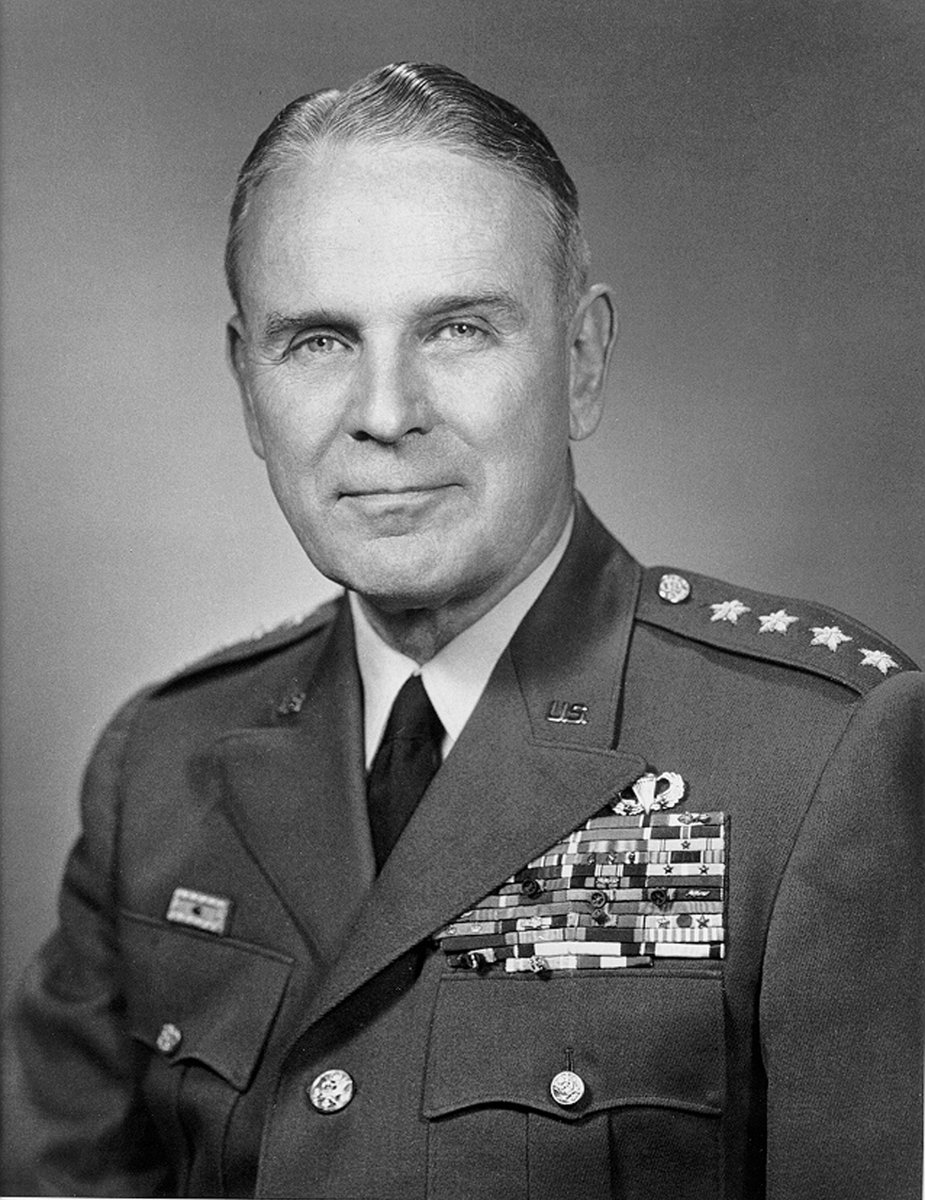 6 of XVIII: Two successive Army Chief of Staff's, Matthew Ridgway and then Maxwell Taylor, WW2 commanders of  @82ndABNDiv and  @101stAASLTDIV, tried and mostly failed to remodel the Army into a force relevant for atomic war.