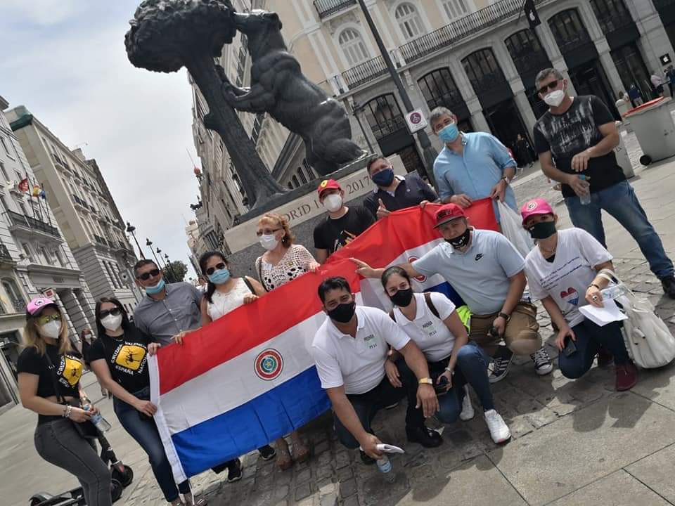 contralorespy's tweet photo. Paraguayos por el Mundo protestan por la corrupción generalizada en el Ministerio de Salud. Verguenza Nacional #BastaCarajodeRobar #ParaguaySeLevanta https://t.co/9VqY8lpHm2