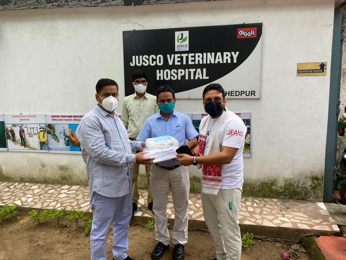 BJP4Baharagora's tweet image. #कोविड19 का सक्र्मण पशुओं में भी फैलता है।पशु चिकित्सकों की भी सुरक्षा जरूरी है। #प्रशासन_को_सहयोग तहत जमशेदपुर स्थित जुसको वैटीनरी अस्पताल 🏥 में @BJP4Jharkhand प्रवक्ता @KunalSarangi जी और नवनियुक्त @GunjanY51007216 जी के द्वारा #PPEKits #facemasks #gloves वितरित किए गए|