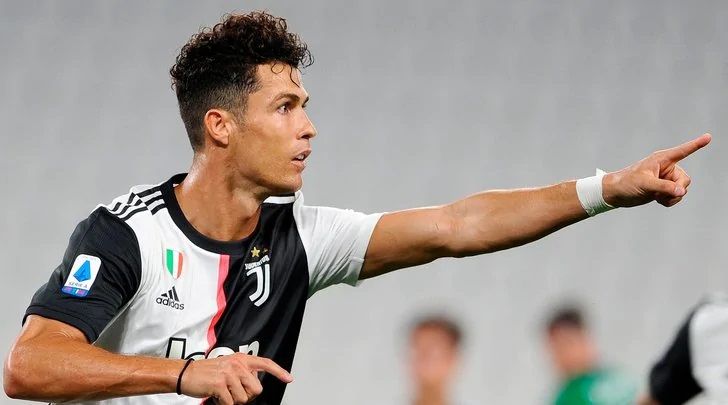 رغم الأجواء السلبية بشكل عام حول الأداء في يوفنتوس مع ساري، صحيفة توتو سبورت تطمئن جماهيرالفريق بشأن مستقبل كريستيانو بقولها : ليس هناك أي قلق بشأن مستقبله واستمراره