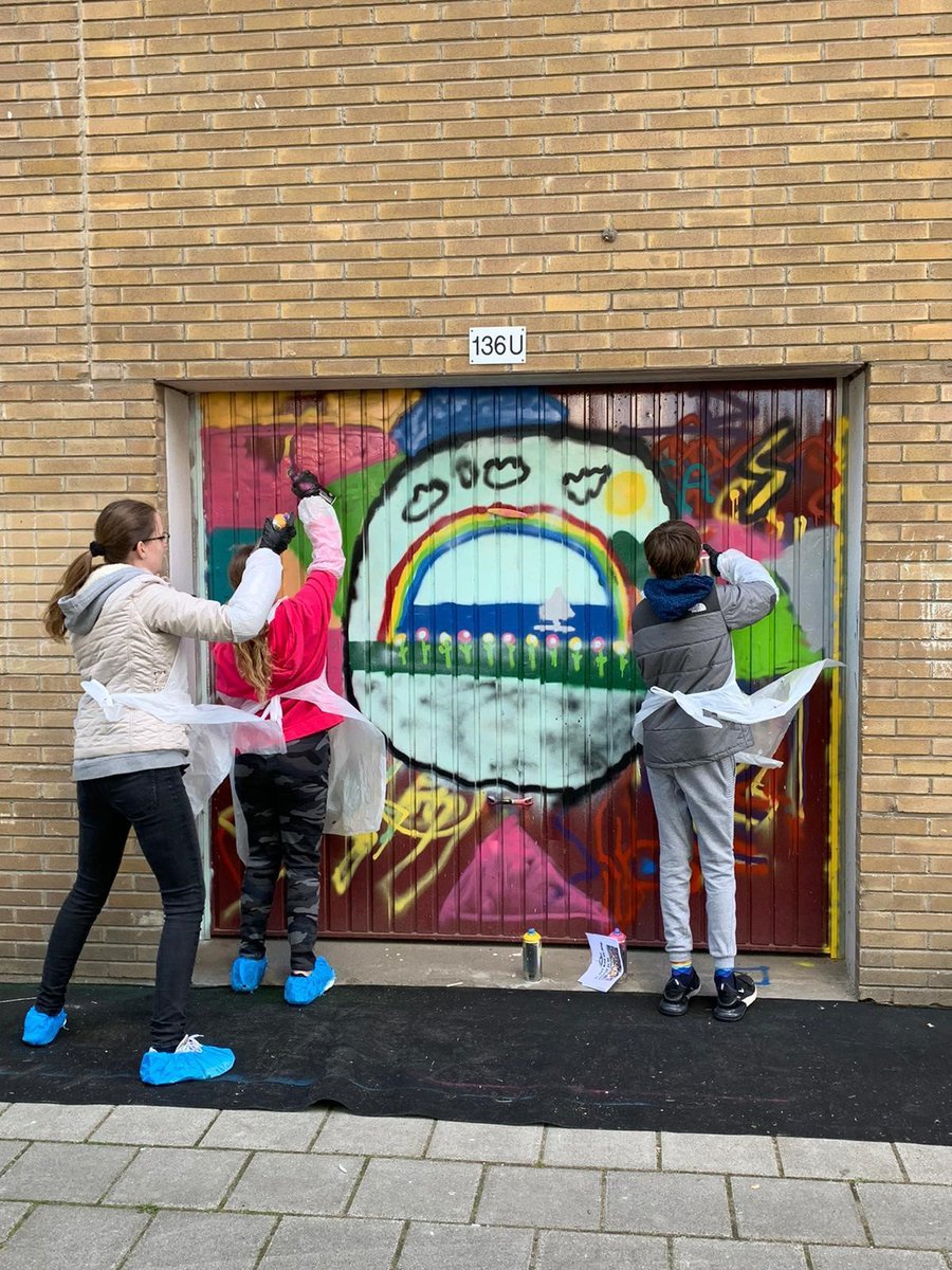 Zaterdag ontstonden aan de Rudolf Garrelsstraat in Purmerend mooie kunstwerken. Om de jongeren van de flat te betrekken bij de renovatie organiseerden we een graffiti workshop. Onder begeleiding van Graffitinetwerk gaven de jongeren de garageboxen kleur bit.ly/32ciPI3