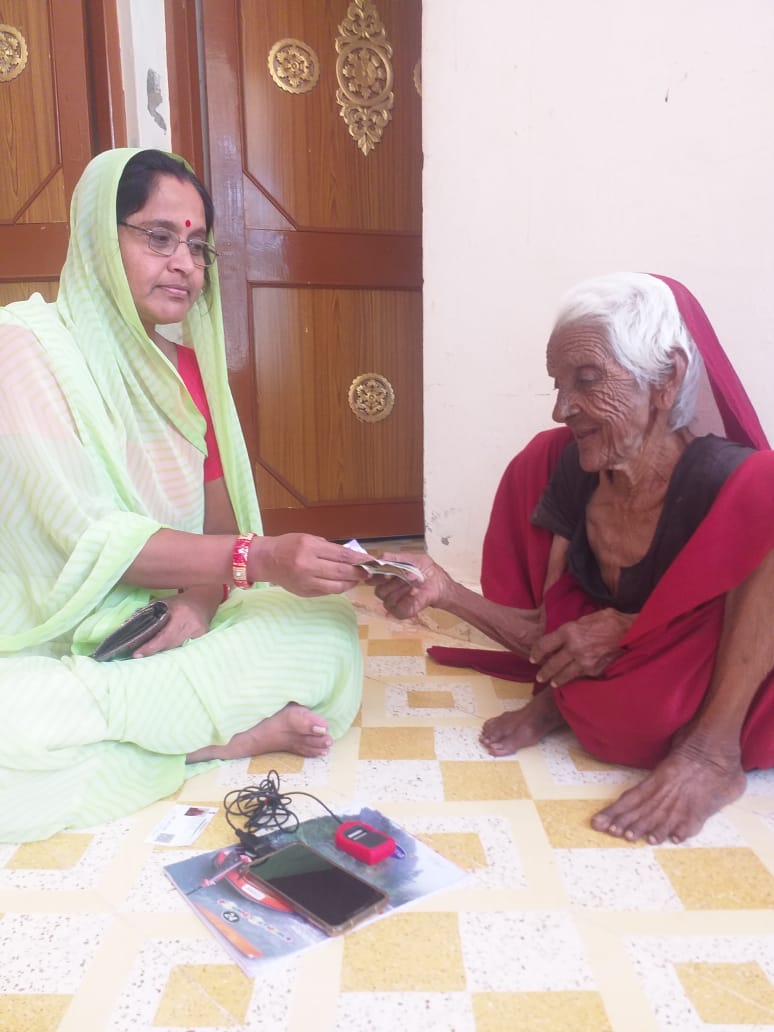 HardikZ77199853's tweet photo. Celebrating CSC Women Day 
Chavda Janakba
From Manekpu Gandhinagar 
  
She is helping to old lady to withdraw her money and Today's total transcation amount is 33000/- 
@dintya15 @CSCGujarat @CSCSPMVISHAL @JayeshB92329651 @sengupta_jazan
#CSCMahilaDiwas https://t.co/cWAI40uFy0