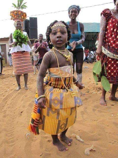 Chroniques225's tweet image. [#THREAD SUR LES NOMS CHEZ LES  APPOLO EN PAYS #NZIMA] 

Par jour de naissance:

-Lundi (Klinzilé) : garçon Kodjo, fille Adjoba
-Mardi (Djôkè) : garcon Kablan,  fille Ableman
-Mercredi (manlin) : garcon Kakou fille Akouba
⬇️