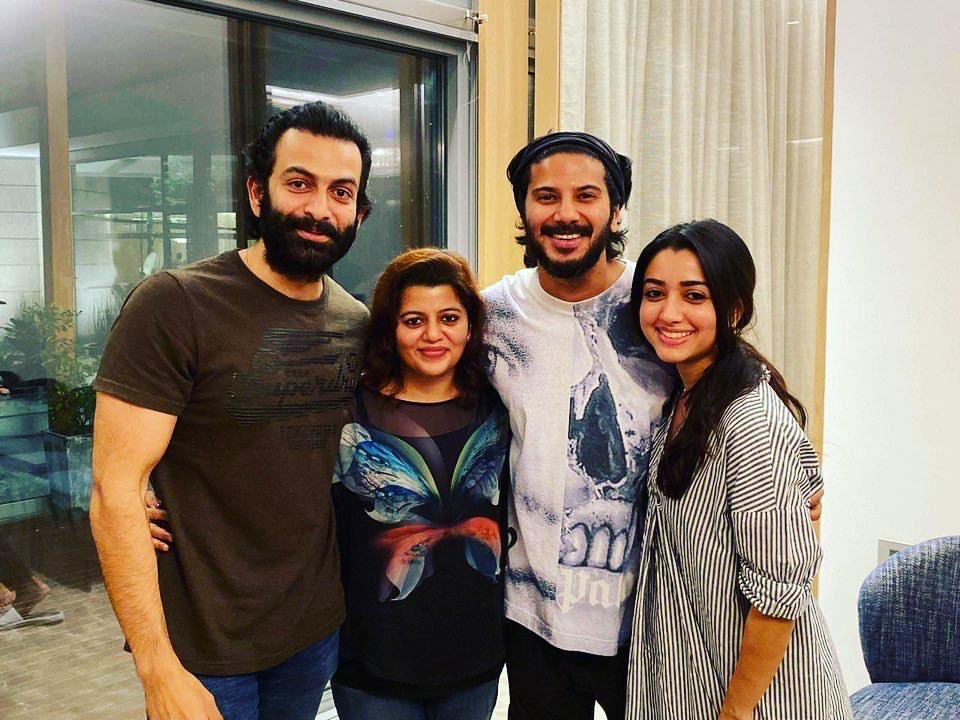 rameshlaus's tweet image. Actor @PrithviOfficial and his wife #Supriya surprised @dulQuer and his wife #Amal with a small celebration..

Nice to see the camaraderie between Top Actors in #Mollywood 

 #HappyBirthdayDULQUER