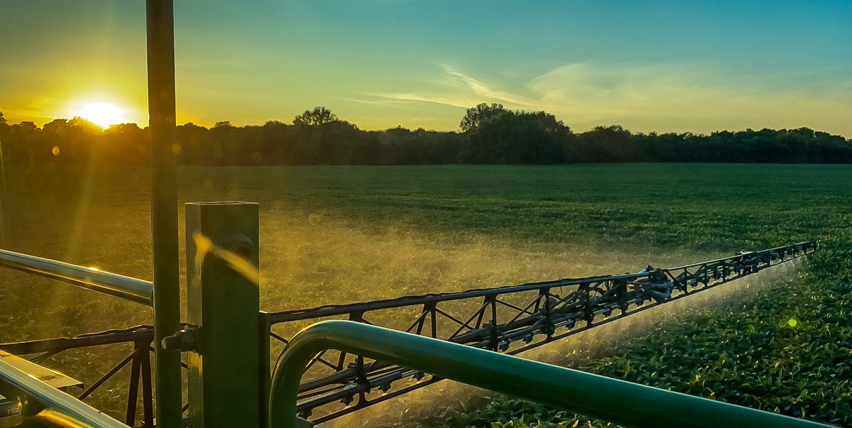 Jake__Carlson's tweet photo. Was blessed with an absolutely gorgeous evening to finish up fungicide this weekend! https://t.co/5kvKIUpYiu