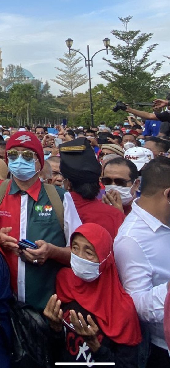 cringemalaysian's tweet photo. Makcik you shouldn’t be here 😭😭😭 Dengan baju bossku nye. Whoever the organizer they must be held accoutable. https://t.co/uKadcJOeHY