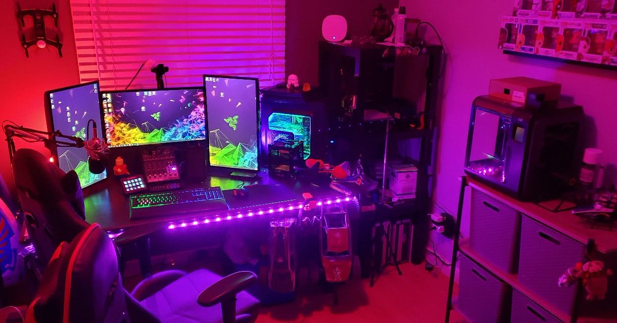 bashcreates's tweet photo. Throwback to the days of a cleaner, organized desk setup. Always loved seeing other sweet gaming setups so I've been slowly putting my own together! It's a work in progress but I like where it is so far... #pcrigs #gamingsetups #battlestations #gaming https://t.co/bxLjSKYiKy