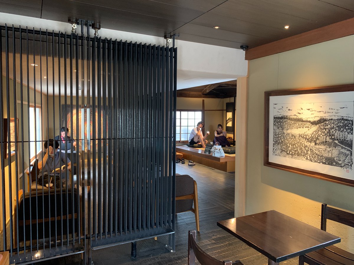 ninja_padrino's tweet photo. Starbucks Ninenzaka branch even more impressive with smaller crowds https://t.co/s2nQUso2Re